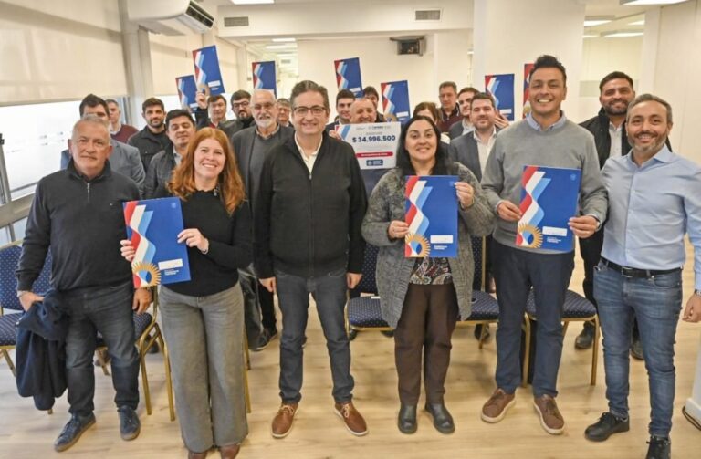Entrega de avales del Ministerio de Cooperativas y Mutuales a intendentes y jefes comunales