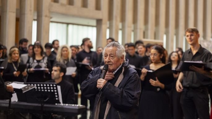 Vicegobernadora Myrian Prunotto entrega reconocimiento al maestro Hugo de la Vega en la Legislatura de Córdoba