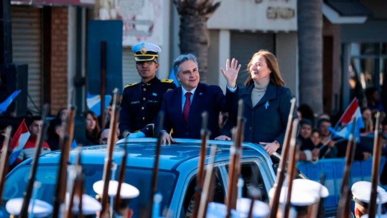 Gobernador Martín Llaryora durante acto patrio en Bell Ville