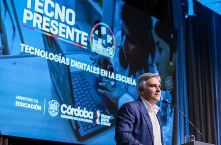 Gobernador Martín Llaryora entregando netbooks en el Centro Cívico del Bicentenario