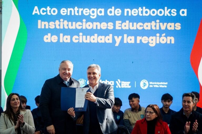 Gobernador Martín Llaryora entrega netbooks en Villa María