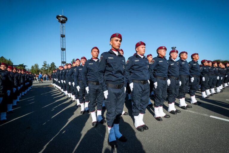 Gobernador Martín Llaryora toma juramento a cadetes de Policía, Servicio Penitenciario y FPA en el Centro de Convenciones