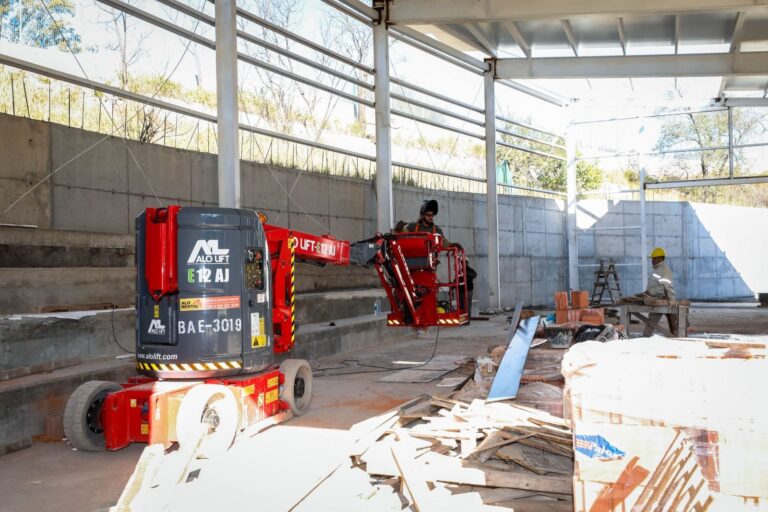 Gobernador Martín Llaryora durante la supervisión de la obra de la Escuela de Suboficiales en Córdoba