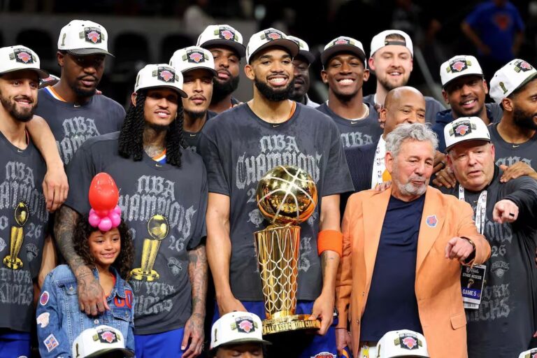 Jugadores de los New York Knicks celebrando el título de la NBA en la cancha del Frost Bank Center