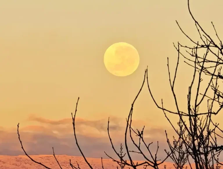 Luna de Fresa sobre el cielo de Villa Carlos Paz