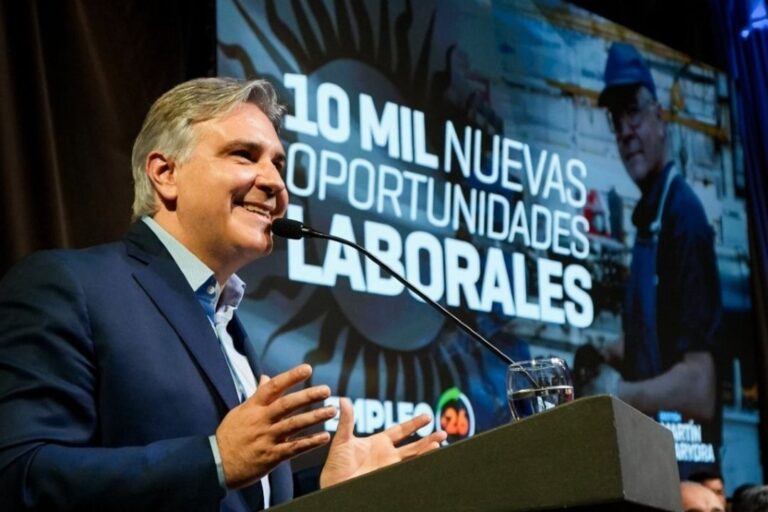 Gobernador Martín Llaryora durante presentación del programa Empleo +26