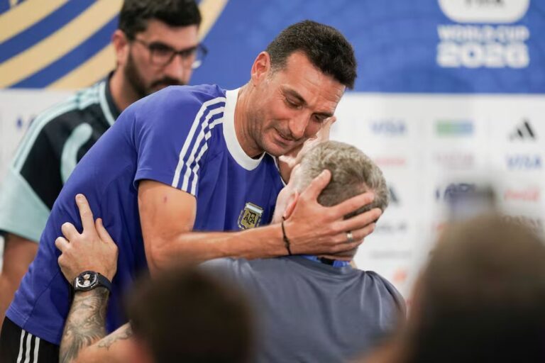 Martín Palermo y Lionel Scaloni se abrazan durante una conferencia de prensa en Kansas City