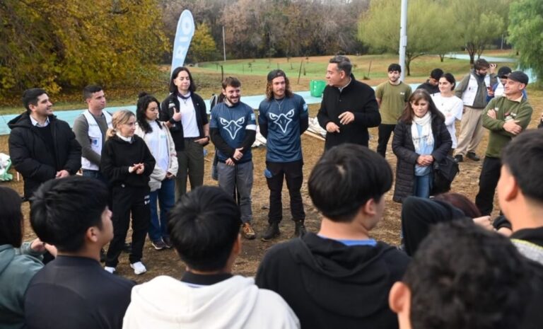 Jóvenes realizan tareas de limpieza en la ribera del río Suquía