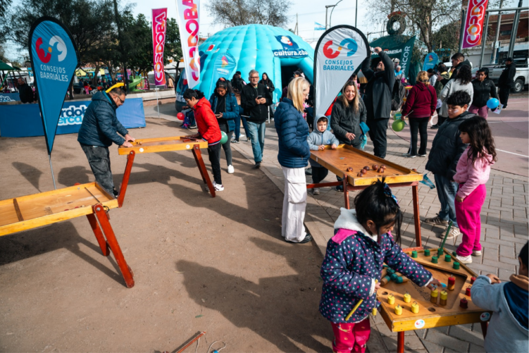 Vecinos realizando trámites en la Plaza El Libertador durante el programa Córdoba Cerca Tuyo