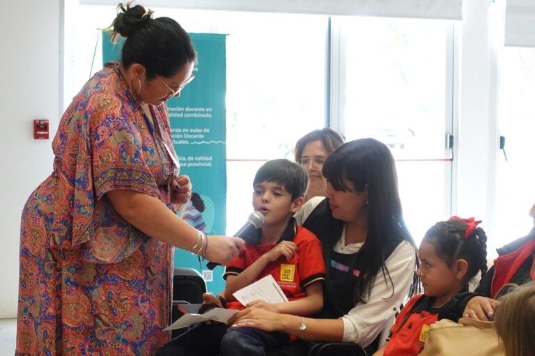 Estudiantes en una escuela de Córdoba participando del Festival Escolar de la Palabra