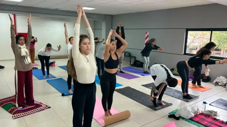 Personas realizando yoga en el Estadio Arena de Villa Carlos Paz durante el Día Internacional del Yoga