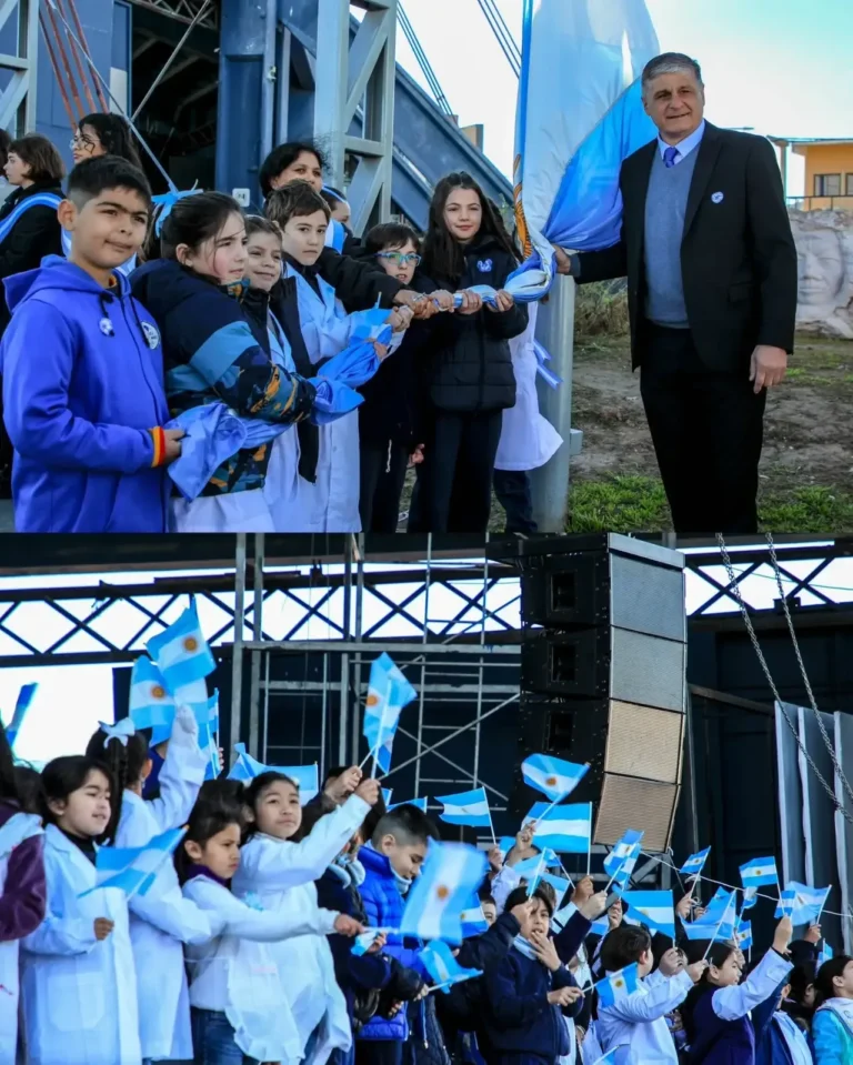 Alumnos de cuarto grado realizando la Promesa de Lealtad a la Bandera en la Plaza Próspero Molina de Cosquín
