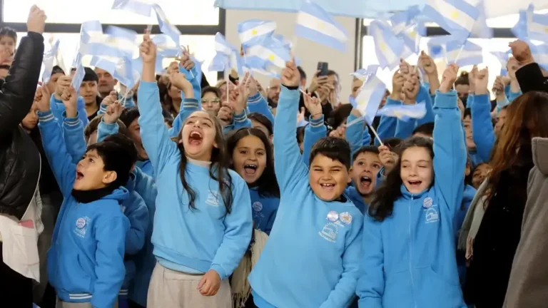 Alumnos de cuarto grado durante la Promesa de Lealtad a la Bandera en el Estadio Arena de Villa Carlos Paz