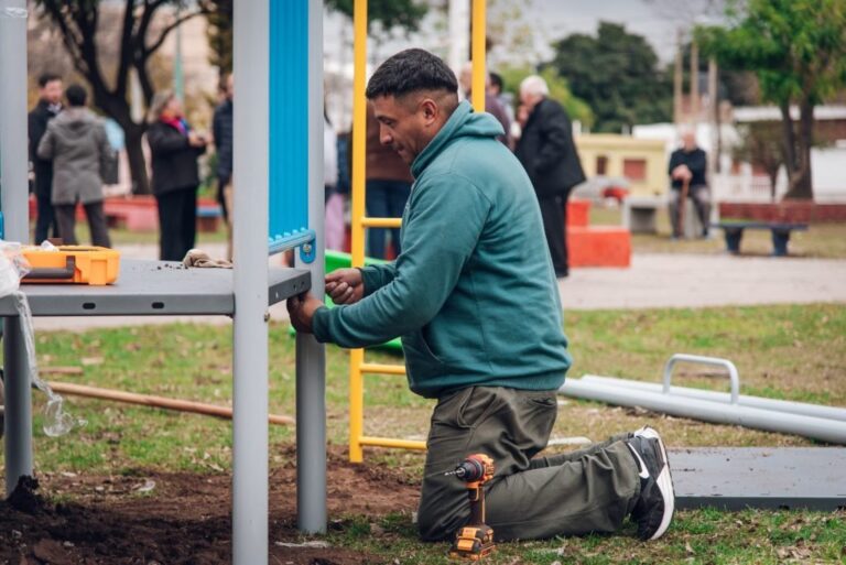 Plaza Vuelta de Obligado en barrio Los Plátanos durante obras de renovación