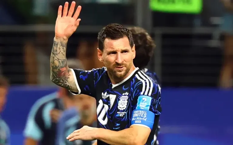 Lionel Messi ejecutando un tiro libre durante el Mundial 2026