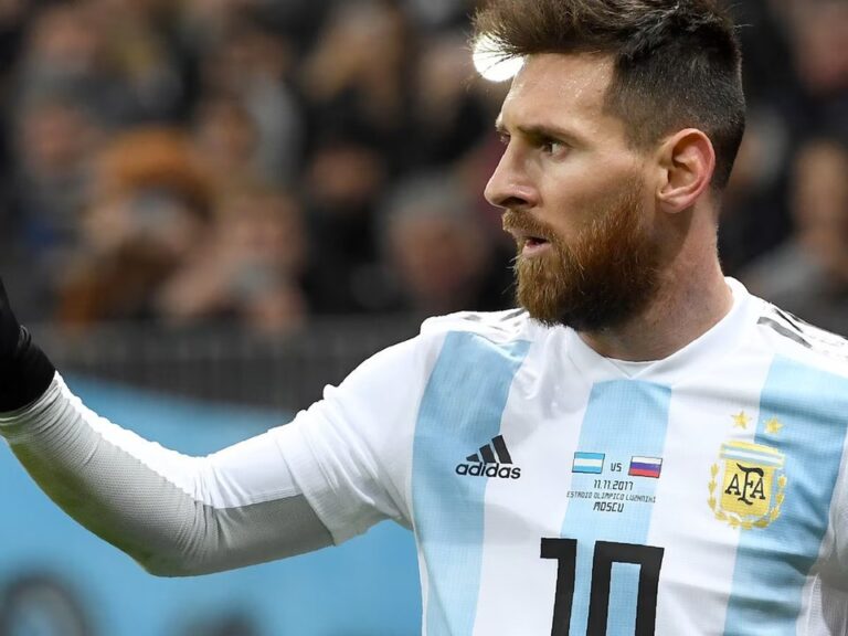 Lionel Messi con la camiseta de la Selección Argentina en un partido de la Copa del Mundo