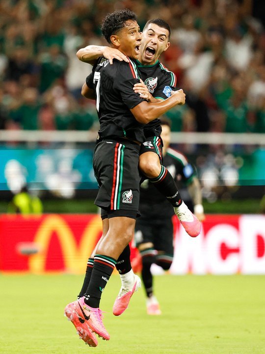 Jugadores de México celebran el gol ante Corea del Sur en el Estadio Jalisco