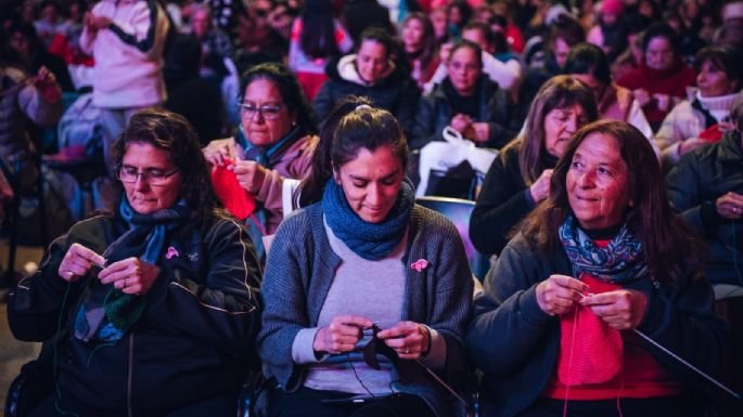 Personas tejiendo cuadrados de lana en el Quality Arena de Córdoba durante la campaña Un abrigo al corazón
