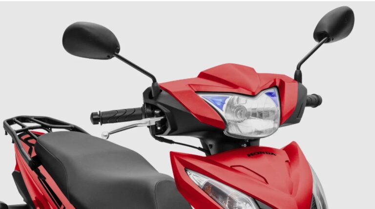 Motos estacionadas en una calle de Córdoba, representando el mercado de motocicletas en 2026