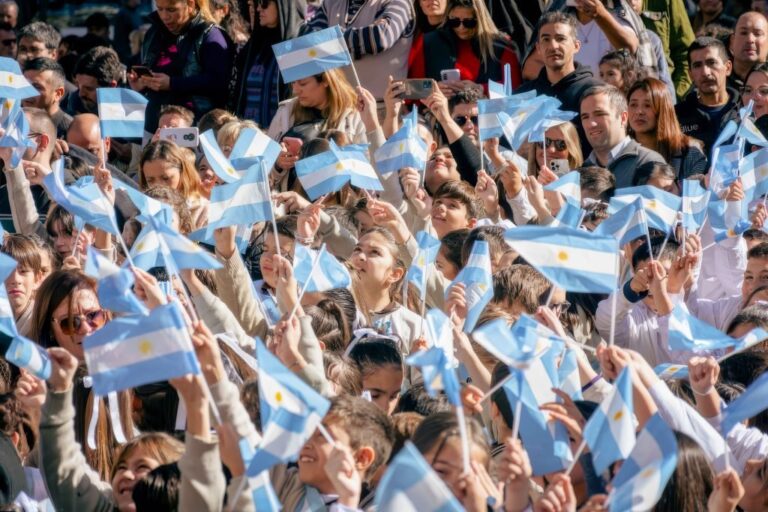 Estudiantes en un aula de Córdoba viendo un partido de fútbol en una pantalla