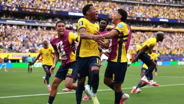 Estadio de fútbol con banderas de selecciones durante el Mundial 2026