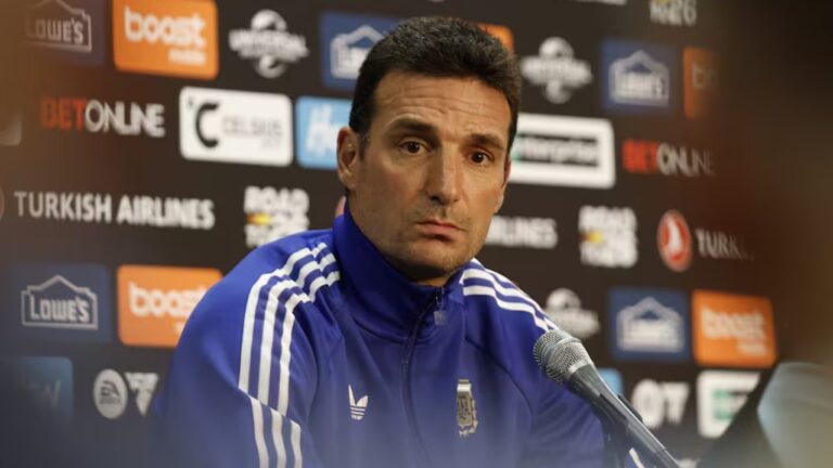 Lionel Scaloni en conferencia de prensa en Alabama