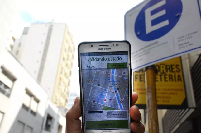 Cartel de estacionamiento medido en la ciudad de Córdoba