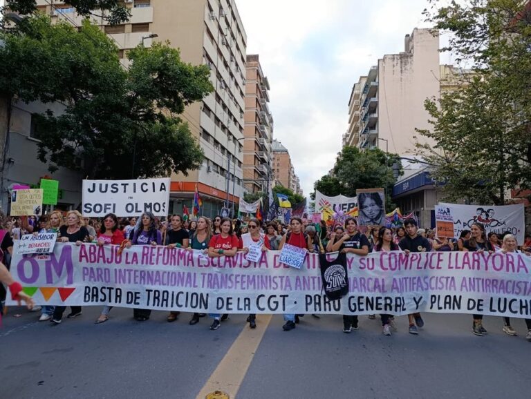 Marcha de Ni Una Menos en Córdoba con carteles pidiendo justicia