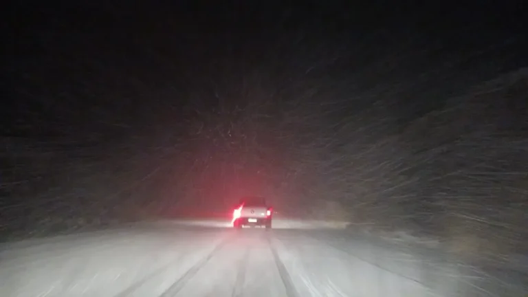 Vista de la ruta E-34 en las Altas Cumbres con nieve y cartel de corte