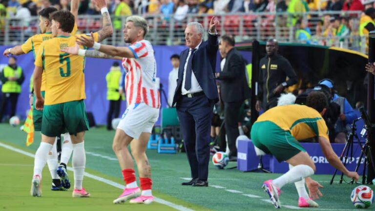 Jugadores de Paraguay y Australia en el campo durante el partido del Mundial 2026