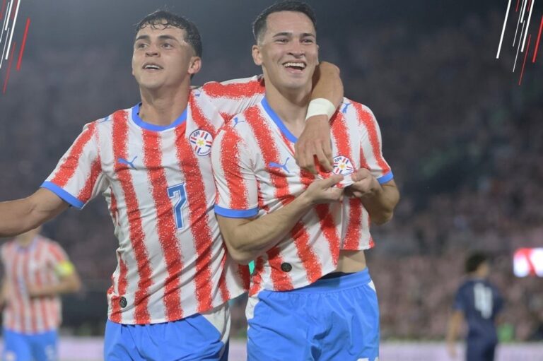 Alexandro Maidana celebra su gol con la camiseta de la selección de Paraguay