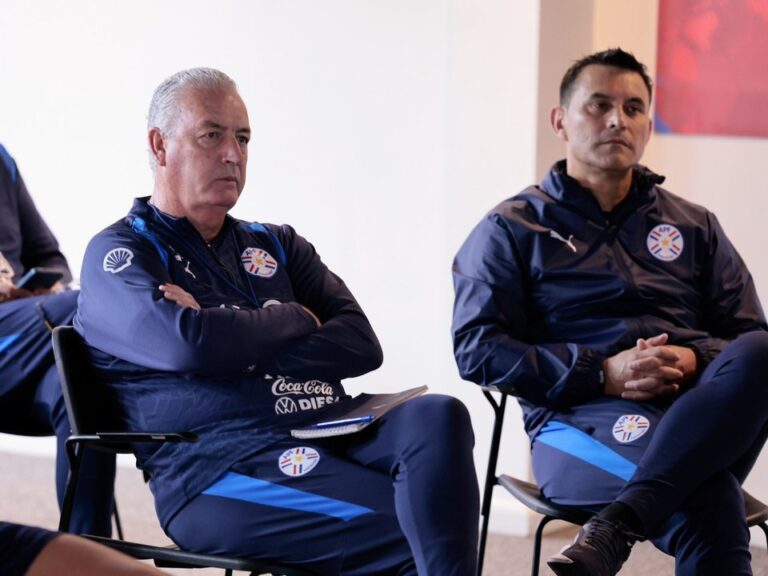 Jugadores de la selección de Paraguay posan para una foto oficial