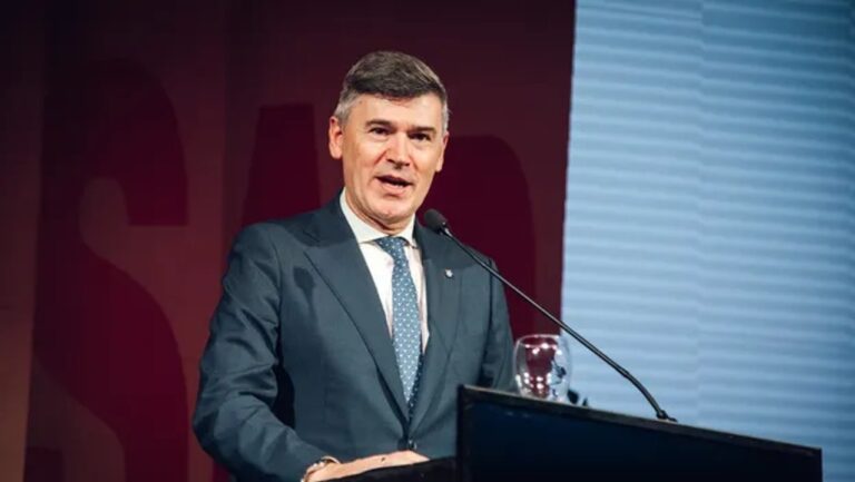 Daniel Passerini firmando el decreto de creación de la Unidad Ejecutora Mixta