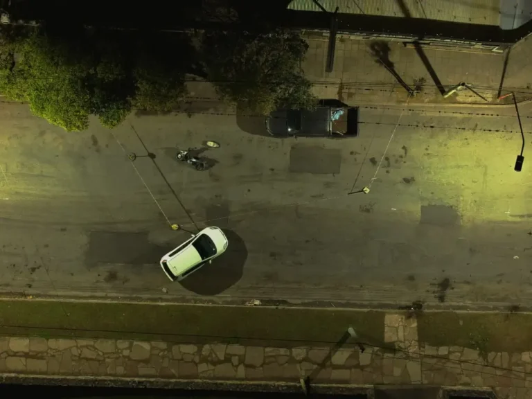 Escena del siniestro vial en calle Los Sauces, barrio La Quinta, Villa Carlos Paz