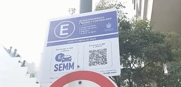 Cartel de estacionamiento medido en la ciudad de Córdoba