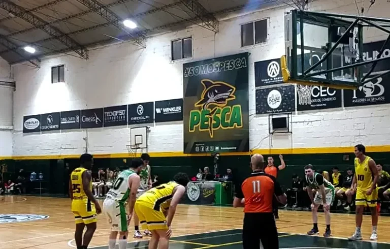 Partido de básquet entre Club de Pesca y Deportivo Norte en Villa Carlos Paz