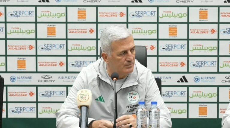 Vladimir Petković en conferencia de prensa con la camiseta de Argelia