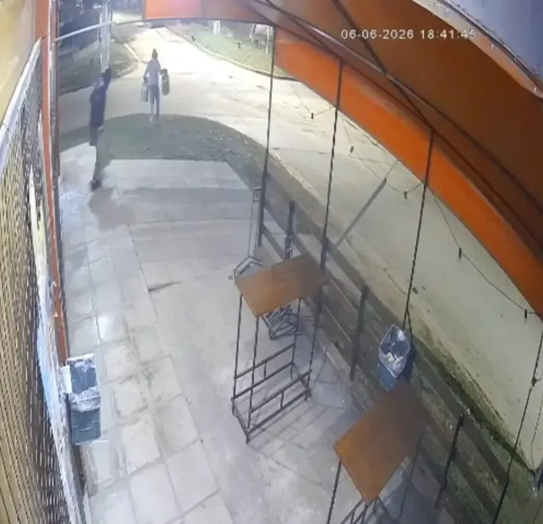 Comercio en barrio Playas de Oro con vidrios rotos tras robo de garrafas