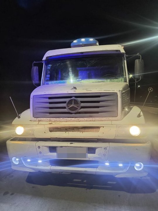 Policía Caminera realizando control de alcoholemia a un camión en Bell Ville