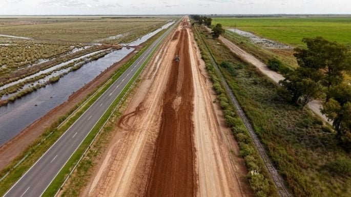Avance de obra en la Autopista 19, con maquinaria y capa asfáltica