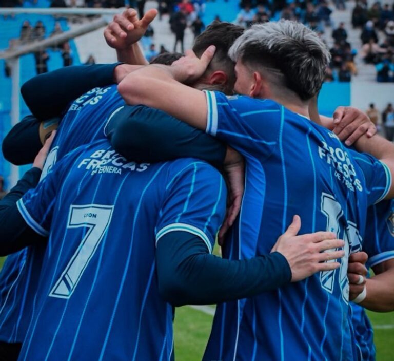 Jugadores de Racing de Nueva Italia celebrando un gol en el estadio de Nueva Italia
