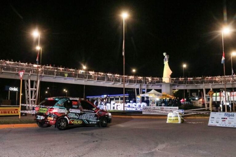 Auto de rally en tramo de San Francisco