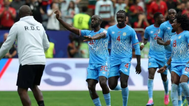 Hinchas de la República Democrática del Congo celebran el empate ante Portugal en el Mundial de fútbol