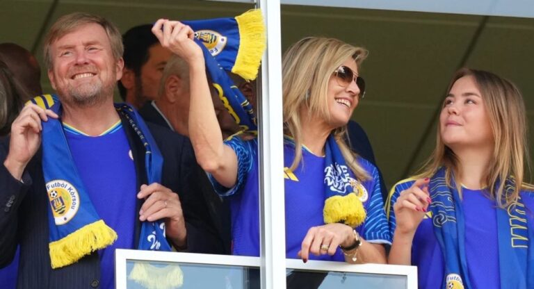 Reina Máxima con camiseta de Curazao en el vestuario del Arrowhead Stadium