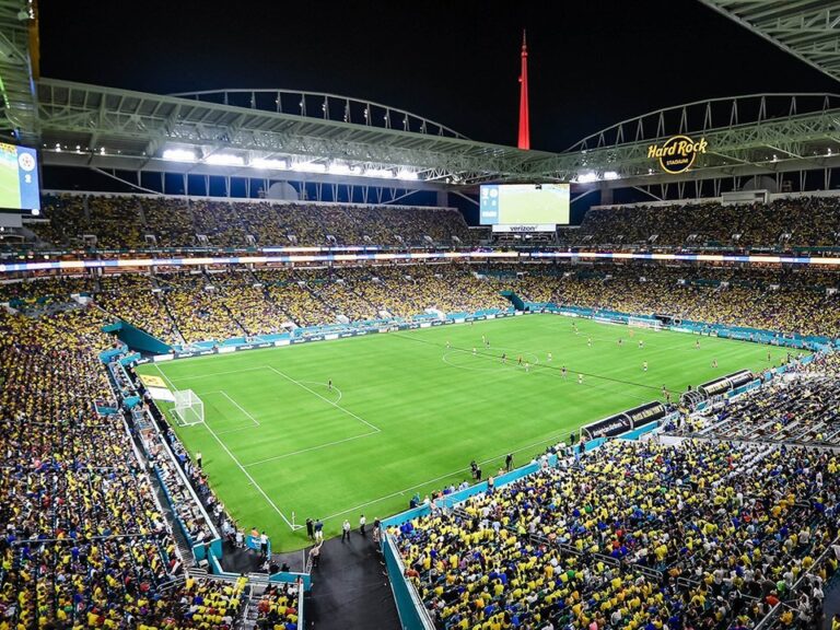 Estadio Hard Rock Miami con banderas argentinas