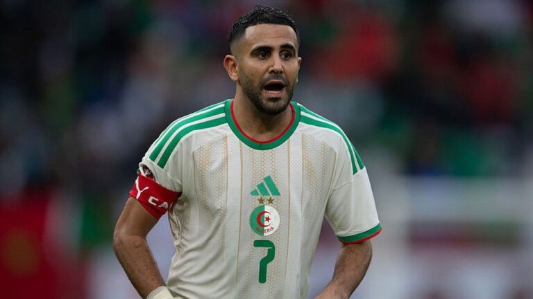 Riyad Mahrez durante una conferencia de prensa