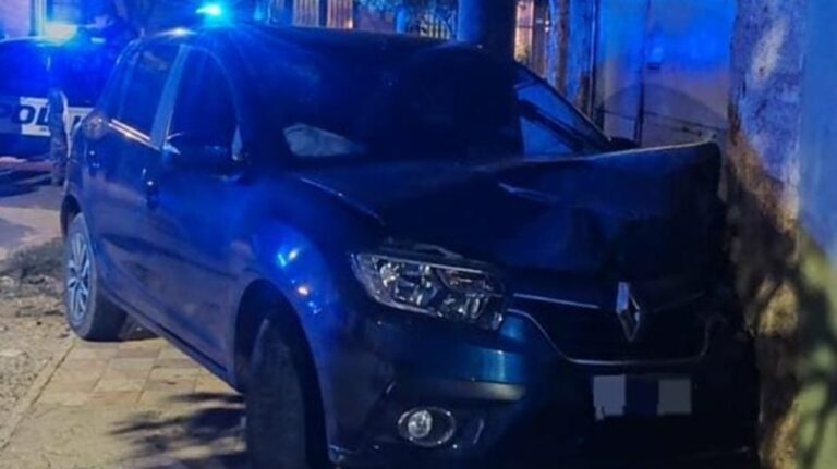 Choque de auto contra una pared en Córdoba