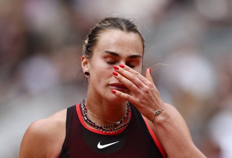 Aryna Sabalenka en la cancha de Roland Garros durante su partido de cuartos de final