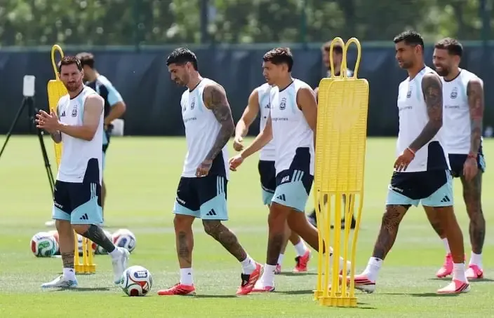Lionel Scaloni dirige entrenamiento de la selección argentina