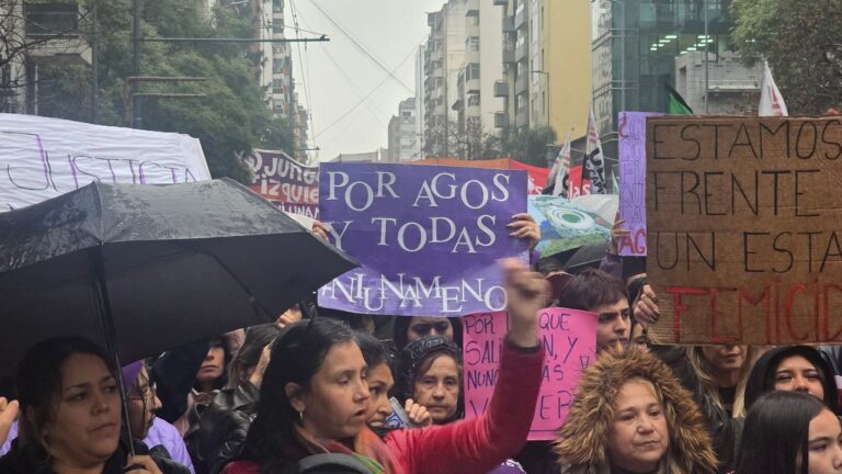 Marcha Ni Una Menos en Córdoba con carteles y asistentes